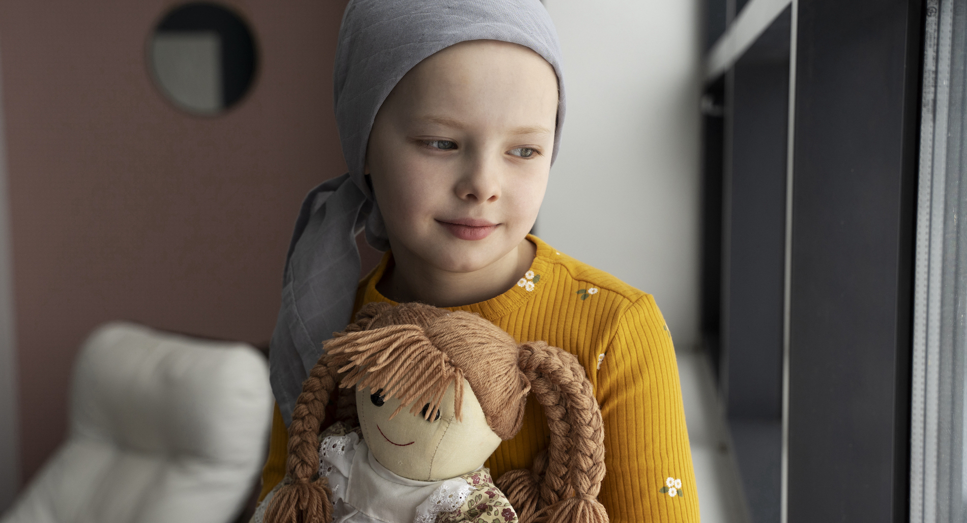Young child in therapy for battling cancer. Image by Freepik.